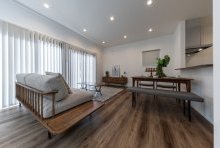 １面が大きな掃き出しのテラス窓に面する開放感のあるLDK