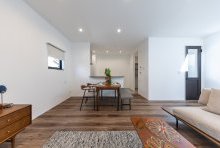 ミッドセンチュリーとモダンが調和する落着きある心地のよい空間