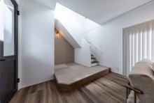 階段の１段目を段差で仕切る小上がりに仕上げ、約３帖の寛げる空間に！