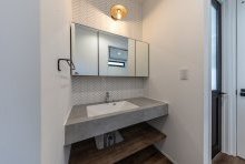 シックな造作洗面にはヘリンボーン貼りの背面タイルが良く映える！