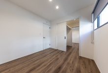 部屋を繋ぐ通路はウォークスルーのクローゼットも兼ねた技あり収納