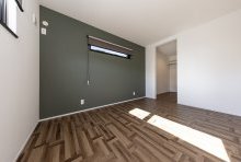 主寝室はODグリーンの壁とパーケットの床でワンランク上のコーデ