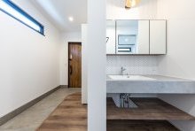 帰宅後すぐに手洗いや片付けができる「ただいま動線」を叶えるホール