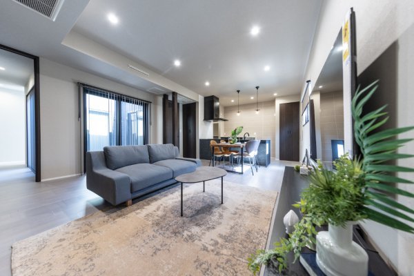 【ロの字の中庭を中心に全方向へ回遊できる平屋】