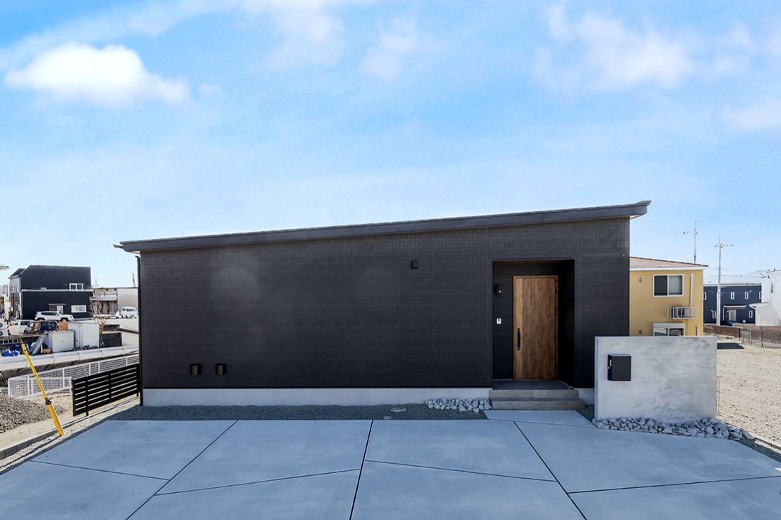 美術館のようにソトへの開口部を極力減らし、ソトに閉じた印象の外観