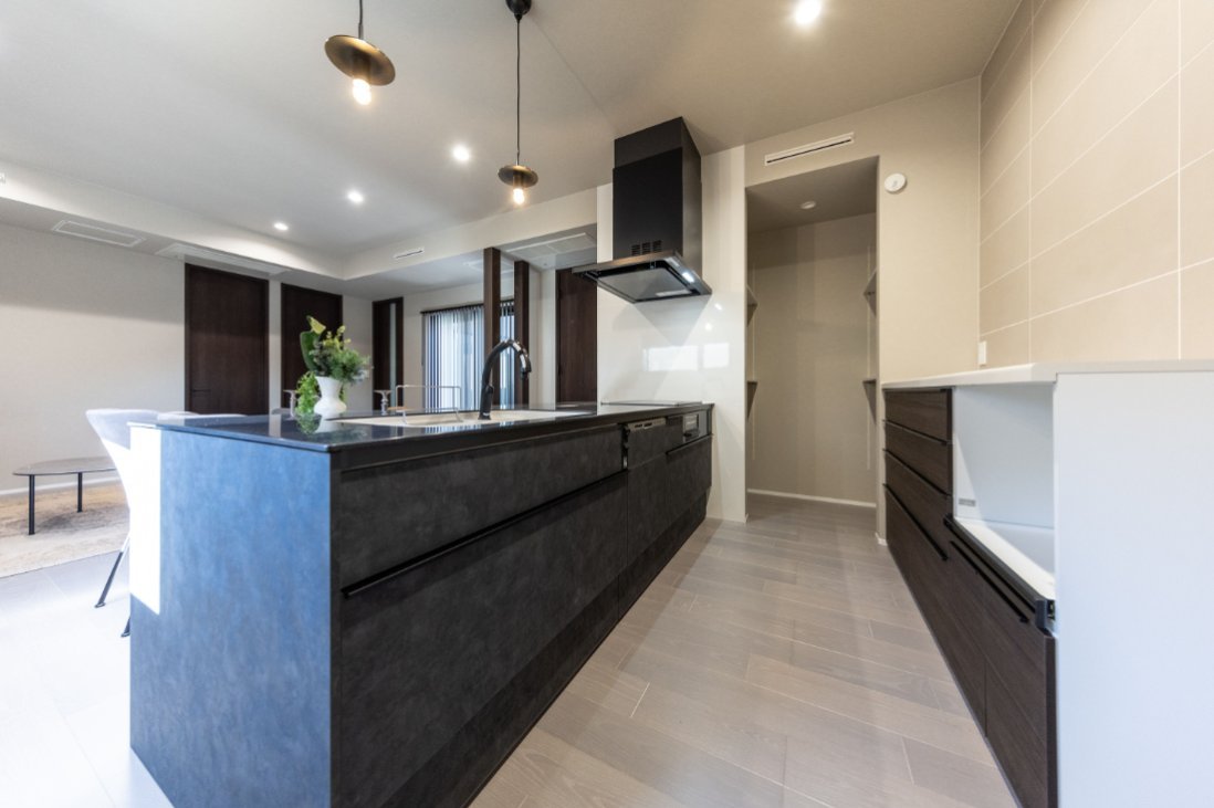 ブラックを効果的に使ったダイニングバーのようなスタイリッシュなキッチン