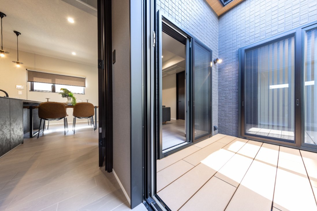 ウチとソト（中庭）もフラットに繋ぐ開放的な回遊動線も楽しさ◎