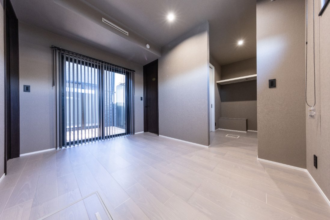 起床と同時に中庭が望めるMBR！WICには洗面にもアクセスできる隠しドアも！