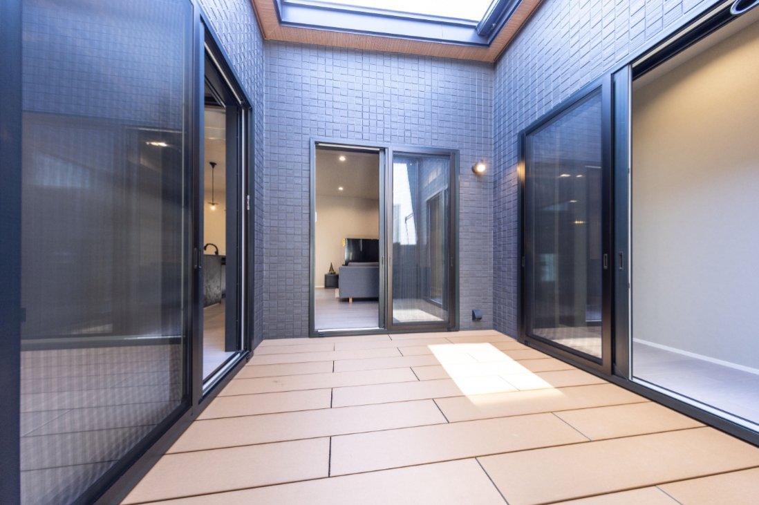 リビングから寝室へも中庭（デッキ）経由の移動はリゾート仕様！