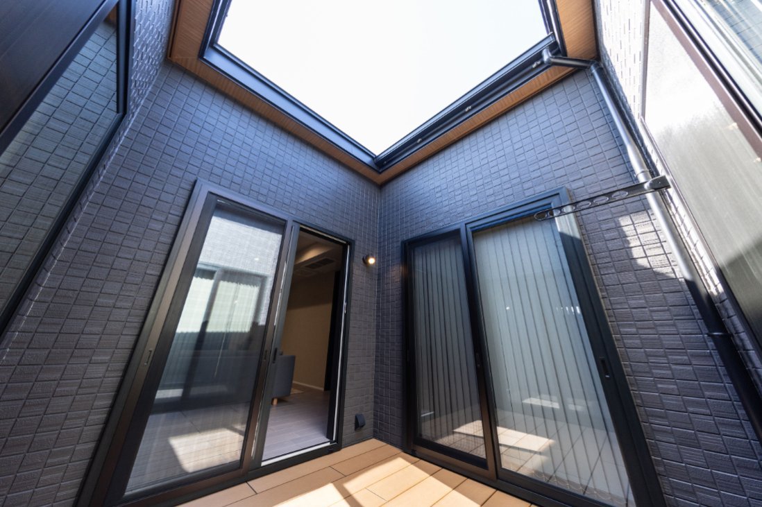 家中のどこからでもすぐにアクセスできる特別な「空のある部屋」