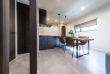 グレーの木目の床は陽射しを受けると温かみを帯びたグレージュに表情を変える