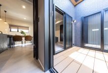 ウチとソト（中庭）もフラットに繋ぐ開放的な回遊動線も楽しさ◎