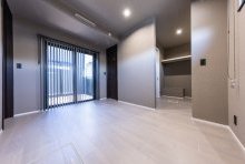 起床と同時に中庭が望めるMBR！WICには洗面にもアクセスできる隠しドアも！