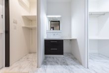 清潔感のある白でコーディネートした横並びの洗面・脱衣・ランドリールーム