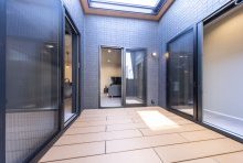 リビングから寝室へも中庭（デッキ）経由の移動はリゾート仕様！