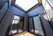 家中のどこからでもすぐにアクセスできる特別な「空のある部屋」