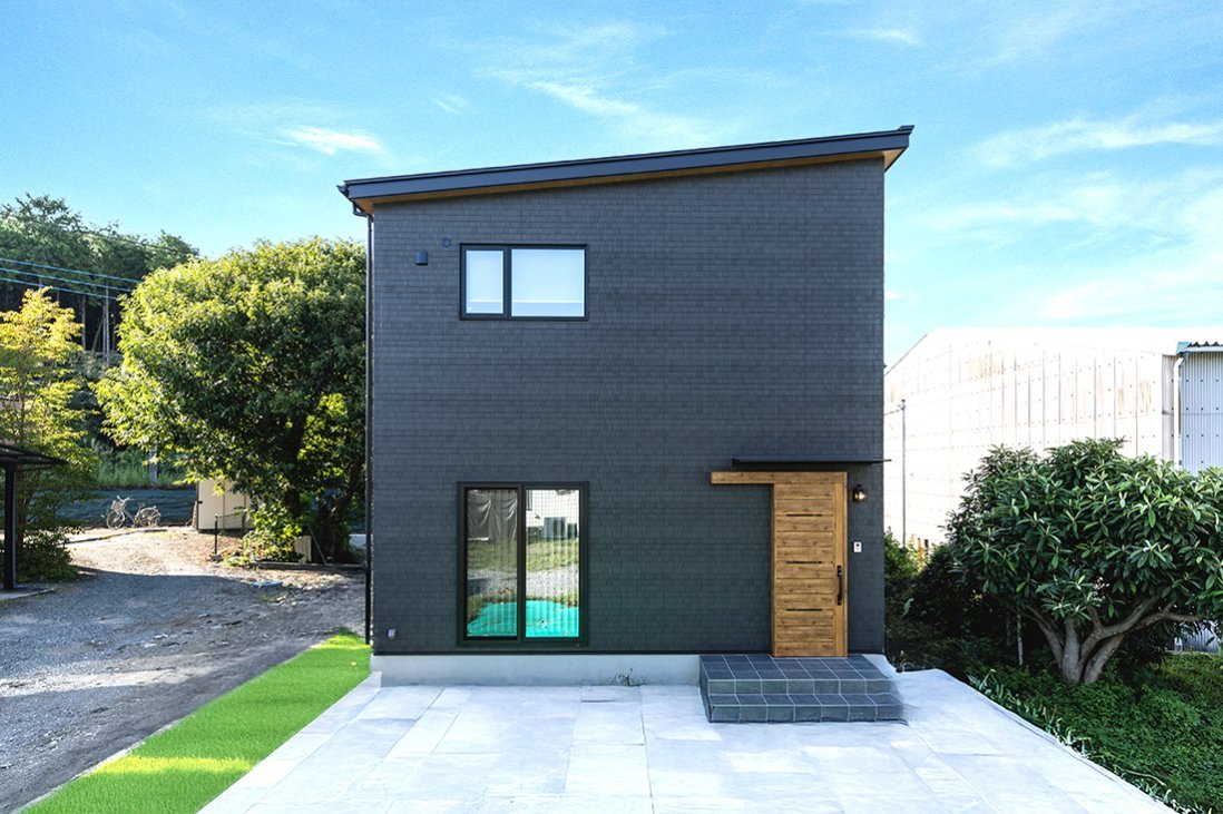 タイルと小石がミックスし、縦目地の陰影が優しい印象の外観