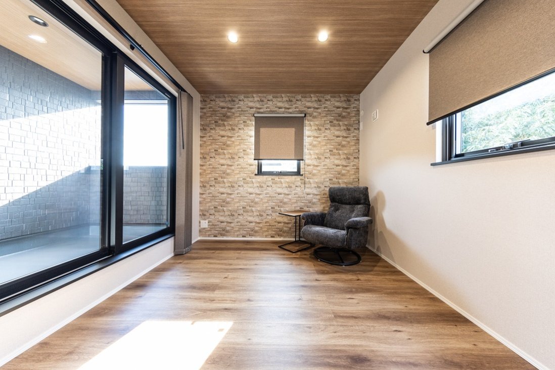 ウチとソトがつながるインナーバルコニーに隣接した寝室