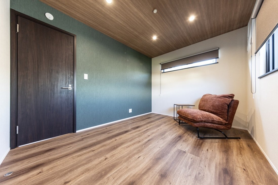 パーソナルスペースを落着いた色合いにした書斎も備える寝室