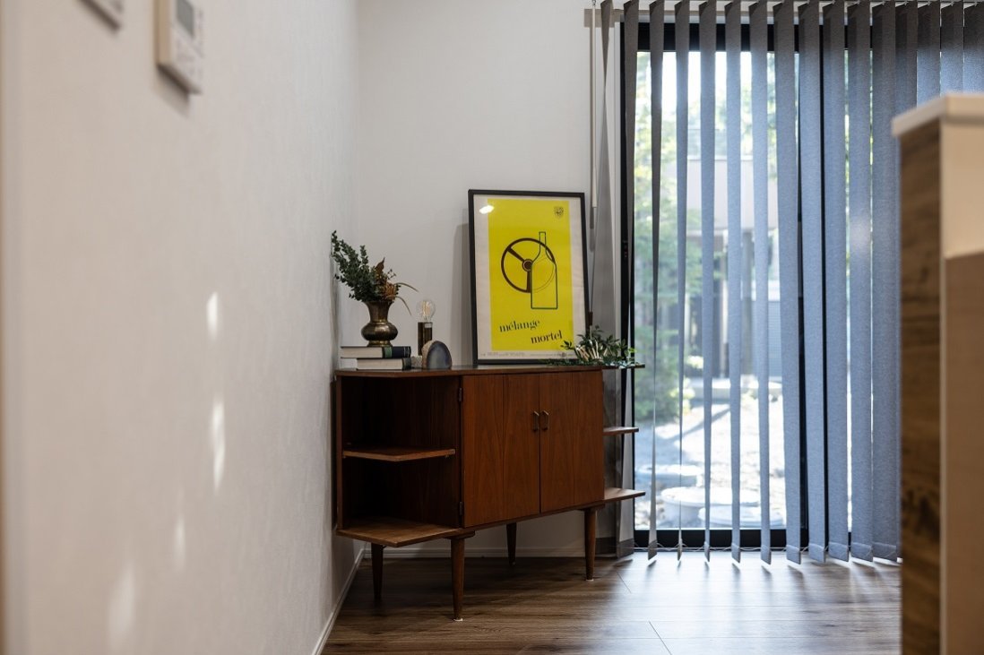 １点モノのヴィンテージ家具が空間に彩を添え、唯一無二の空間に！