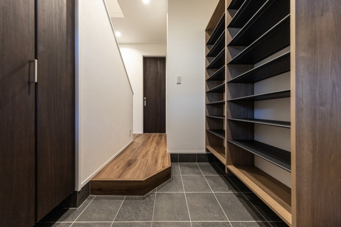 シューズボックスとは別に設けた土間クローゼットもある玄関