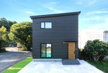 タイルと小石がミックスし、縦目地の陰影が優しい印象の外観