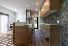 アースカラーと自然な柄が寛げる空間にも昇華させる明るいキッチン