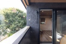 寝室からダイレクトに外に繋がれるリビングライクなバルコニー