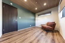 パーソナルスペースを落着いた色合いにした書斎も備える寝室