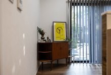 １点モノのヴィンテージ家具が空間に彩を添え、唯一無二の空間に！