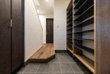 シューズボックスとは別に設けた土間クローゼットもある玄関