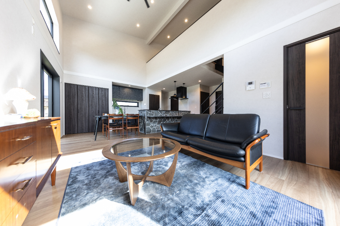 【ダイナミックに広がる20帖の吹き抜けがある家】