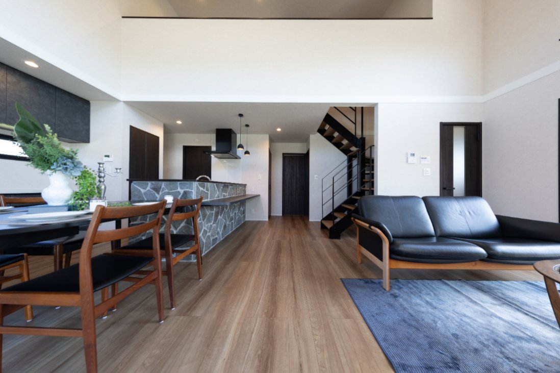 【ダイナミックに広がる20帖の吹き抜けがある家】