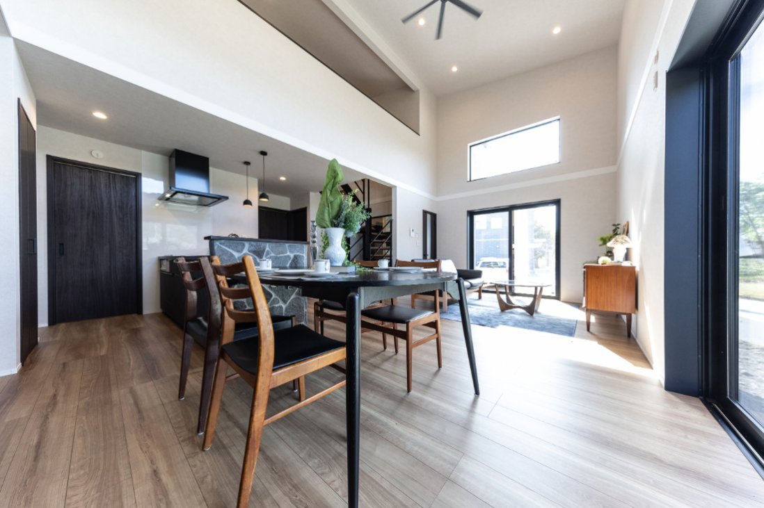 【ダイナミックに広がる20帖の吹き抜けがある家】