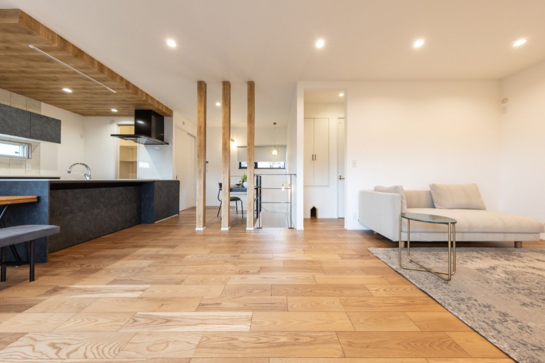 【２階リビングで叶えた広々と明るい２５帖LDKの家】