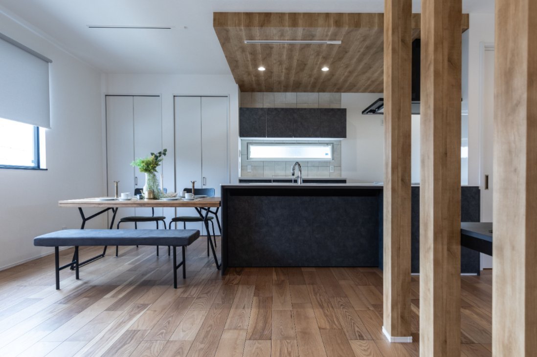 【２階リビングで叶えた広々と明るい２５帖LDKの家】