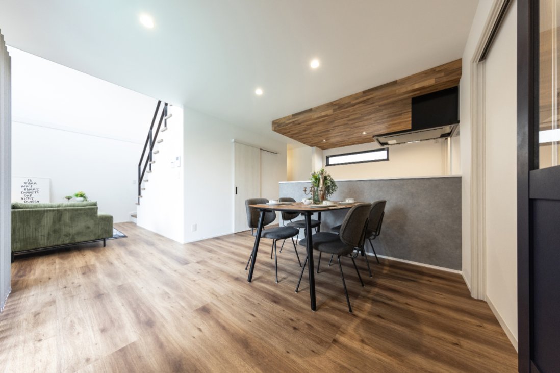 【家事ラク2WAY動線と開放感を叶えた吹き抜けの家】