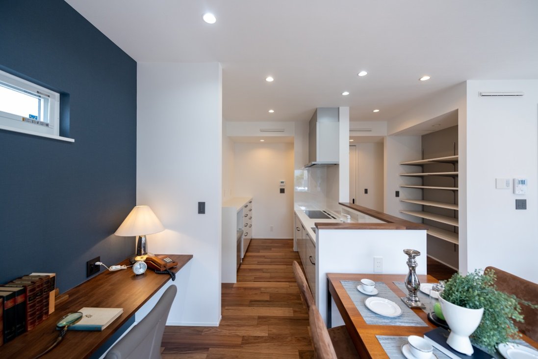 【ナチュラル×モダンにコーディネートされた家】