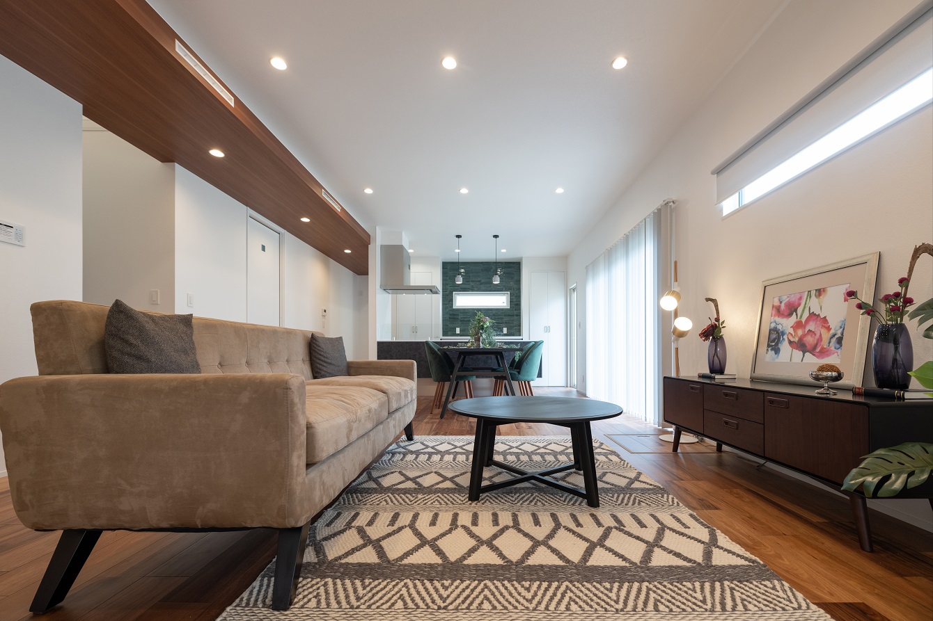 【スカンジナビアテイストとモダンな白を基調とする家】