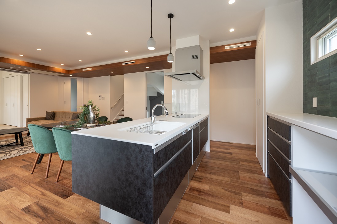 【スカンジナビアテイストとモダンな白を基調とする家】