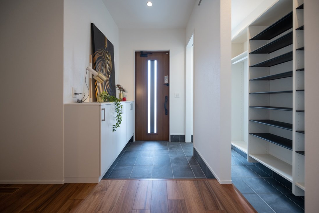 【スカンジナビアテイストとモダンな白を基調とする家】