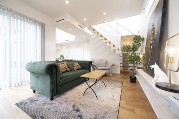 【LUXを満たし「L字」にそびえる白亜の邸宅】