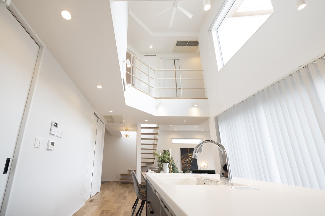 【LUXを満たし「L字」にそびえる白亜の邸宅】