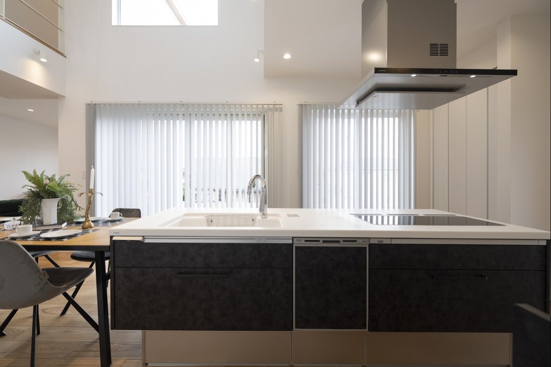 【LUXを満たし「L字」にそびえる白亜の邸宅】