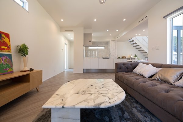 【ネコと暮らすスタイリッシュモダンな白亜の邸宅】