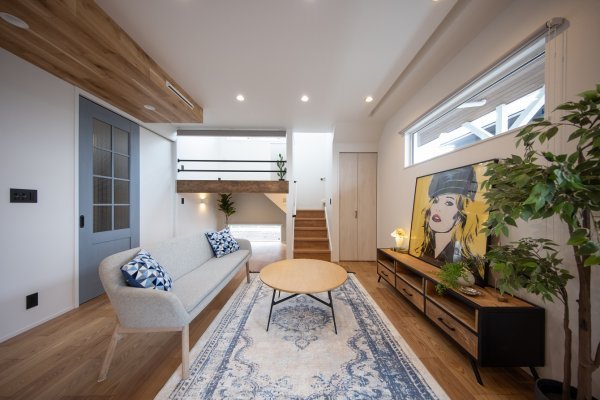 【スキップフロア＋吹抜けと広々LDKが叶える視界が延びる家】