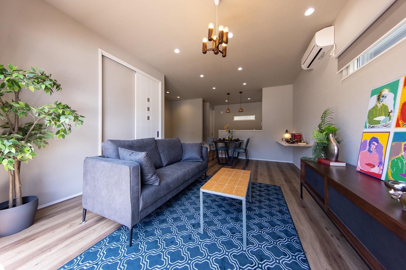 【落着いた品があるネイビーのナチュラル×モダンなお家】