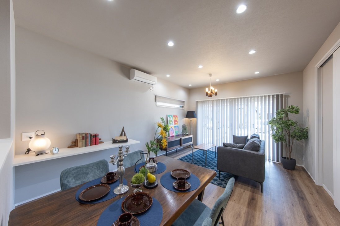 【落着いた品があるネイビーのナチュラル×モダンなお家】