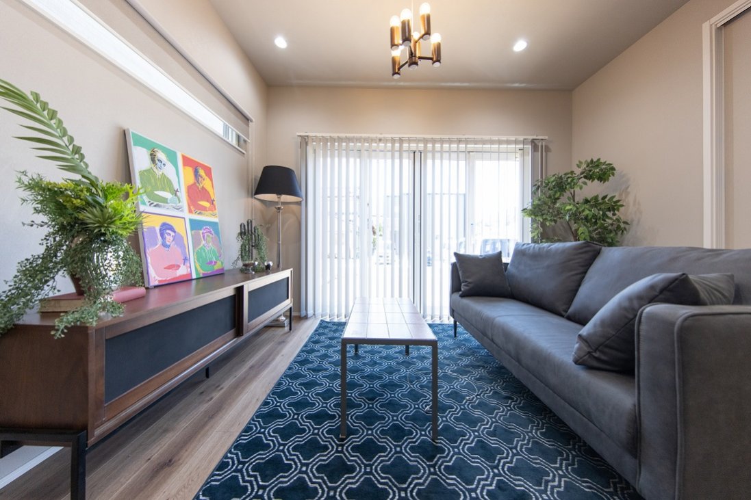 【落着いた品があるネイビーのナチュラル×モダンなお家】