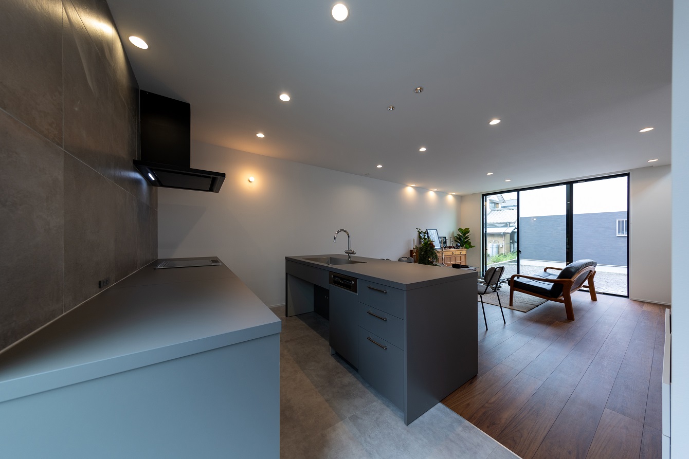 【直線が織成すフラットな装いの都会的なお家】